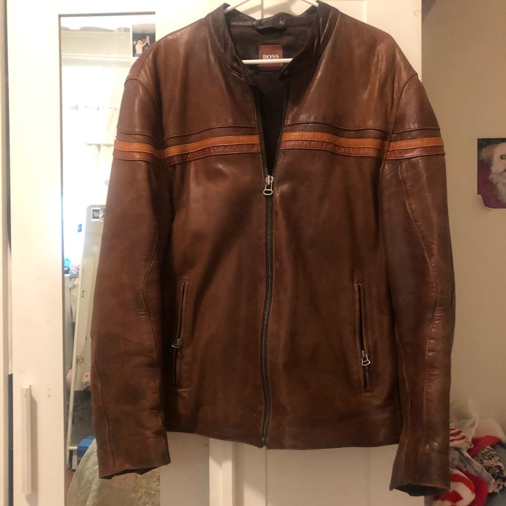 Men Hugo boss leather jacket 46R fits like a XXL